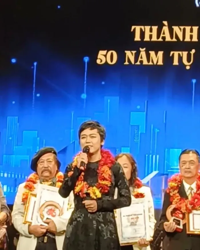 Nhạc sĩ Mai Trâm phát biểu thật nhiều cảm xúc trong đêm nhân giải thưởng