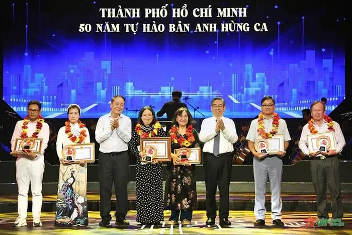 Các tác giả đoạt giải đã phấn khởi trước thành quả lao động nghệ thuật viết về TP HCM với niềm tự hào là công dân của TP văn minh, hiện đại, nghĩa tình