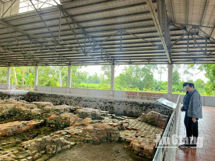 Dẫn chúng tôi tham quan tại Khu di tích Gò Cây thị A, anh Trần Thế Khá (Ban Quản lý Khu di tích văn hóa Óc Eo) cho biết, nơi đây có kiến trúc dạng bình đồ, hình chữ nhật, chia làm hai phần: Tiền điện (cửa đền) và trung tâm hành chính điện.