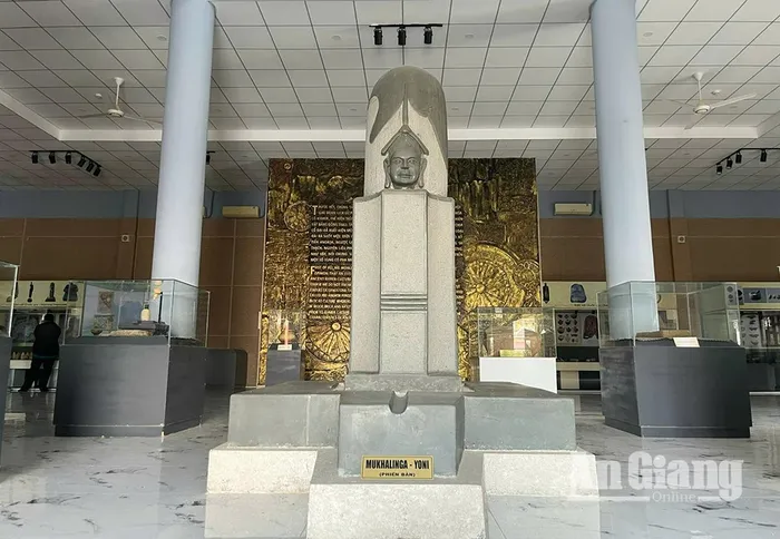 Những bằng chứng khảo cổ cho thấy, Óc Eo từng là một trung tâm kinh tế, văn hóa và tôn giáo quan trọng của Vương quốc Phù Nam. Nơi đây có hệ thống sông ngòi, kênh rạch chằng chịt, kết nối đan xen với các vùng lân cận và giao thương với nhiều quốc gia trong khu vực Đông Nam Á.