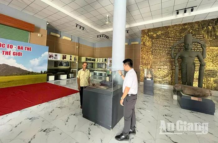Nhà trưng bày văn hóa Óc Eo, nơi lưu giữ và trưng bày hàng trăm hiện vật quý giá được khai quật, giúp đó giúp du khách hình dung rõ nét hơn về đời sống văn hóa, kinh tế và tín ngưỡng của cư dân Vương quốc Phù Nam cổ đại.