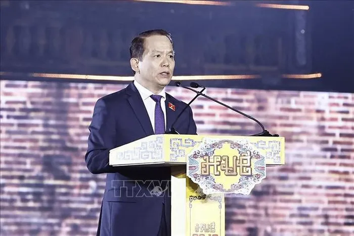 Chủ nhiệm Ủy ban Pháp luật của Quốc hội Hoàng Thanh Tùng đọc Nghị quyết của Quốc hội. 