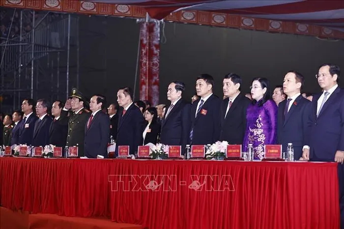 Chủ tịch Quốc hội Trần Thanh Mẫn và đại biểu thực hiện nghi thức chào cờ tại lễ công bố.