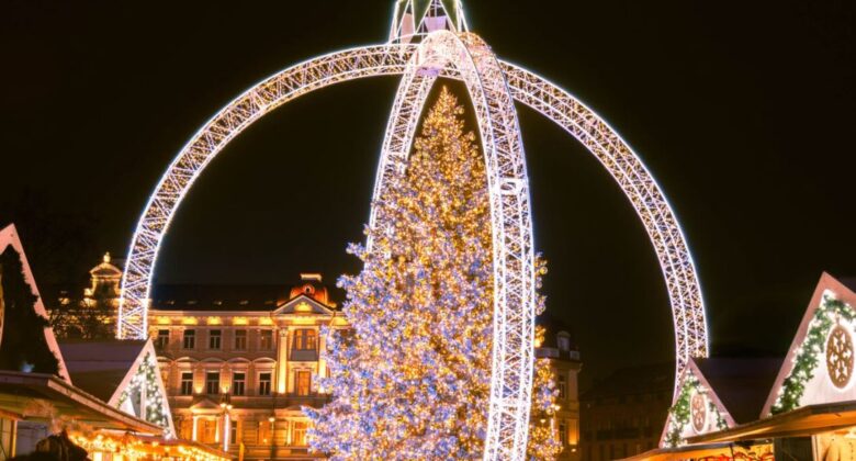 Trong nhiều năm, thủ đ&ocirc; Vilnius của Litva được c&ocirc;ng nhận l&agrave; một trong những nơi trưng b&agrave;y c&acirc;y th&ocirc;ng Noel đẹp nhất thế giới. Mỗi năm, chủ đề c&acirc;y th&ocirc;ng lại thay đổi. Mỗi chủ đề đều t&ocirc;n vinh gi&aacute; trị truyền thống v&agrave; văn h&oacute;a địa phương ở Vilnius, đồng thời tạo ra cảnh tượng tuyệt đẹp giữa quảng trường nh&agrave; thờ của th&agrave;nh phố.