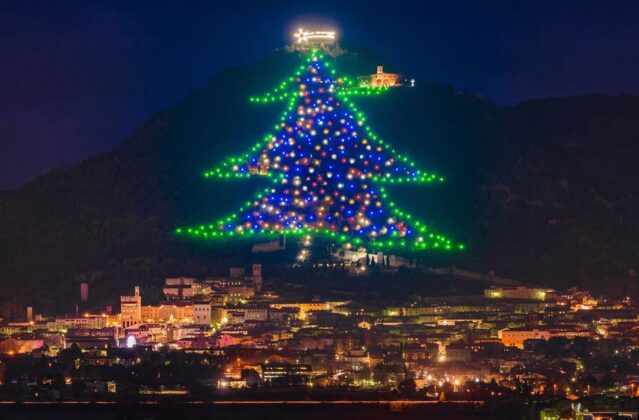 Tới thị trấn thời trung cổ Gubbio ở Italia, du kh&aacute;ch c&oacute; thể chi&ecirc;m ngưỡng c&acirc;y th&ocirc;ng &aacute;nh s&aacute;ng đặc biệt cao 2.000 feet (609,6 m)