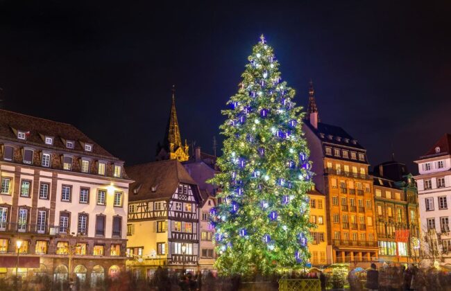 Chợ Gi&aacute;ng sinh Strasbourg l&agrave; khu chợ nổi tiếng nhất của Ph&aacute;p, c&oacute; từ giữa những năm 1500 v&agrave; được mệnh danh l&agrave; "Thủ đ&ocirc; Gi&aacute;ng sinh".