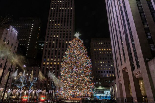 Đến New York v&agrave;o th&aacute;ng 12, du kh&aacute;ch c&oacute; thể chứng kiến một trong những c&acirc;y th&ocirc;ng Noel mang t&iacute;nh biểu tượng nhất thế giới, nằm ở Trung t&acirc;m Rockefeller. C&acirc;y th&ocirc;ng thắp s&aacute;ng v&agrave;o ng&agrave;y 1/12 h&agrave;ng năm, được coi l&agrave; "Ngọn hải đăng của New York" dịp Gi&aacute;ng sinh. C&acirc;y th&ocirc;ng n&agrave;y c&oacute; từ t&aacute;m thập kỷ trước, v&agrave;o năm 1931.
