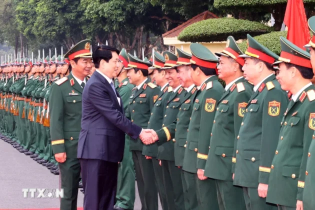 Chủ tịch nước Lương Cường với l&atilde;nh đạo, c&aacute;n bộ Qu&acirc;n đo&agrave;n 12.