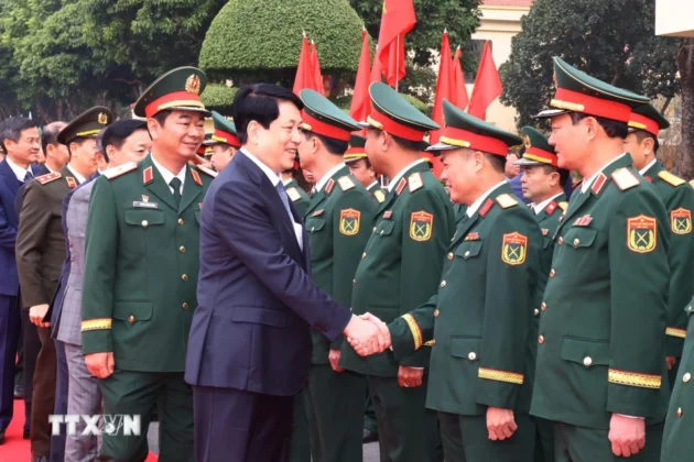 Chủ tịch nước Lương Cường với l&atilde;nh đạo, c&aacute;n bộ Qu&acirc;n đo&agrave;n 12.