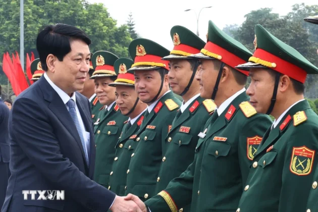 Chủ tịch nước Lương Cường với c&aacute;n bộ, chiến sỹ Lữ đo&agrave;n 241, Qu&acirc;n đo&agrave;n 12.