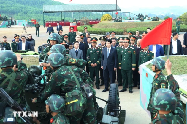 Chủ tịch nước Lương Cường kiểm tra c&ocirc;ng t&aacute;c sẵn s&agrave;ng chiến đấu tại Lữ đo&agrave;n 241, Qu&acirc;n đo&agrave;n 12.