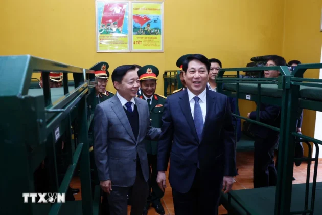 Chủ tịch nước Lương Cường kiểm tra nơi ở của c&aacute;n bộ, chiến sỹ Lữ đo&agrave;n 241, Qu&acirc;n đo&agrave;n 12.