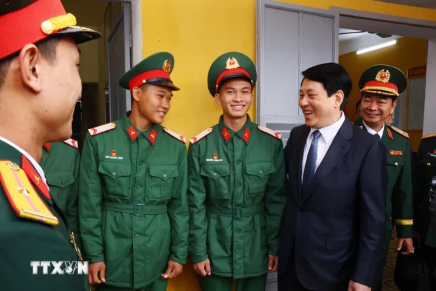 Chủ tịch nước Lương Cường với c&aacute;n bộ, chiến sỹ Lữ đo&agrave;n 241, Qu&acirc;n đo&agrave;n 12.