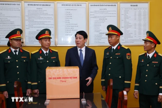 Chủ tịch nước Lương Cường tặng qu&agrave; c&aacute;c bộ, chiến sỹ Lữ đo&agrave;n 241, Qu&acirc;n đo&agrave;n 12.