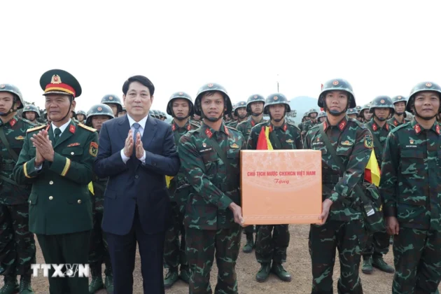 Chủ tịch nước Lương Cường tặng qu&agrave; c&aacute;n bộ, chiến sỹ Lữ đo&agrave;n 241, Qu&acirc;n đo&agrave;n 12.