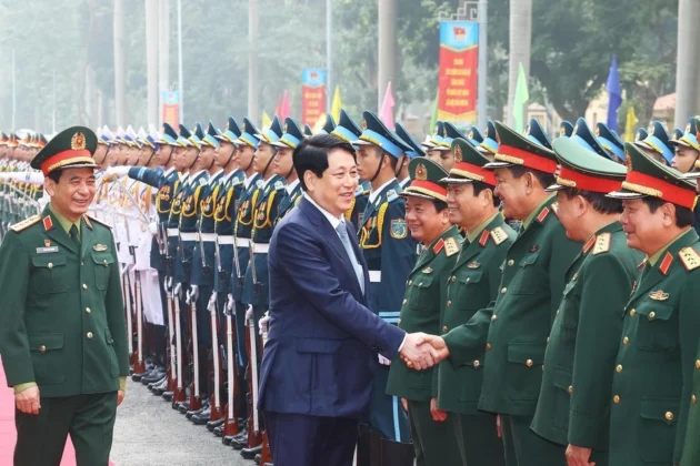 Chủ tịch nước Lương Cường với l&atilde;nh đạo Qu&acirc;n ủy Trung ương v&agrave; Bộ Quốc ph&ograve;ng.