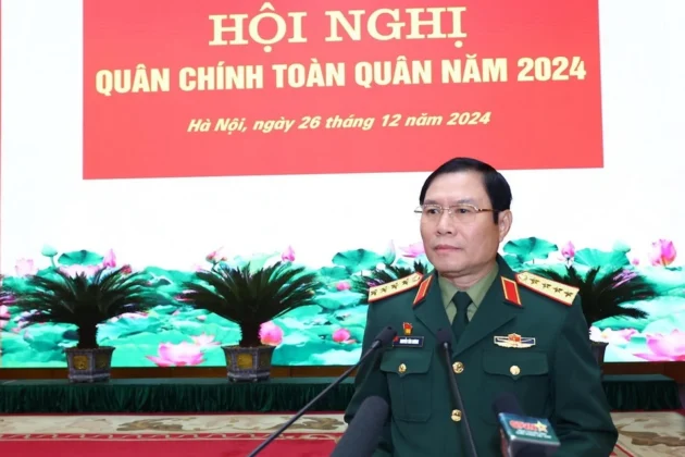 Đại tướng Nguyễn T&acirc;n Cương, Ủy vi&ecirc;n Trung ương Đảng, Ủy vi&ecirc;n Thường vụ Qu&acirc;n ủy Trung ương, Tổng Tham mưu trưởng, Thứ trưởng Bộ Quốc ph&ograve;ng, tr&igrave;nh b&agrave;y b&aacute;o c&aacute;o.