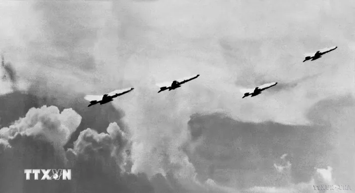 Trong Chiến dịch “Hà Nội - Điện Biên Phủ trên không” tháng 12/1972, Không quân nhân dân Việt Nam đã bắn rơi 7 chiếc máy bay, trong đó có 2 “Siêu pháo đài bay B-52”. Các biên đội không quân 8 lần phá vỡ đội hình bay chiến đấu của địch, tạo điều kiện cho tên lửa và các lực lượng phòng không đánh thắng. Trong ảnh: Máy bay Mig-21 xuất kích tiêu diệt máy bay địch.