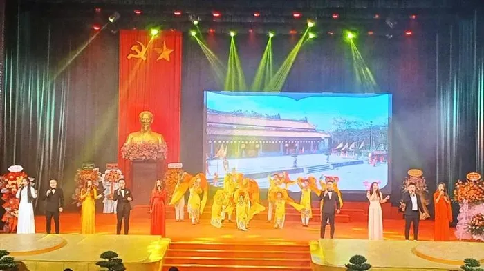 Chương trình văn nghệ chào mừng sự kiện ra mắt hai tập sách.