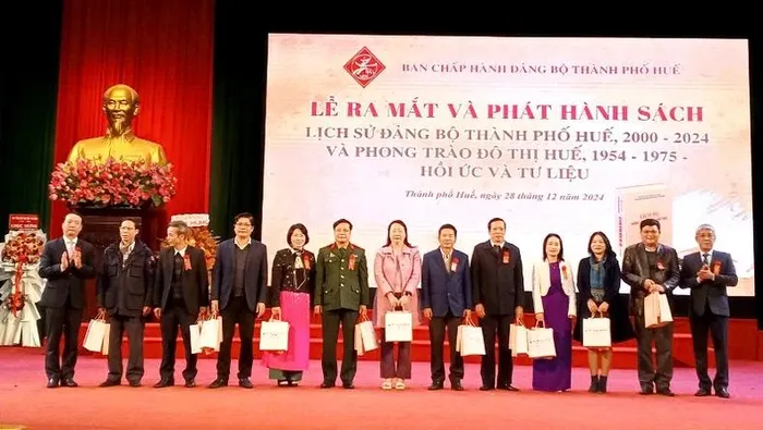 Lãnh đạo thành phố tặng sách cho các đồng chí lãnh đạo tỉnh và các ban, ngành.