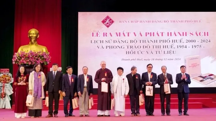 Lãnh đạo thành phố tặng sách đại diện các tôn giáo, nhân sĩ trí thức, các anh, chị trong phong trào đô thị Huế 1954-1975.