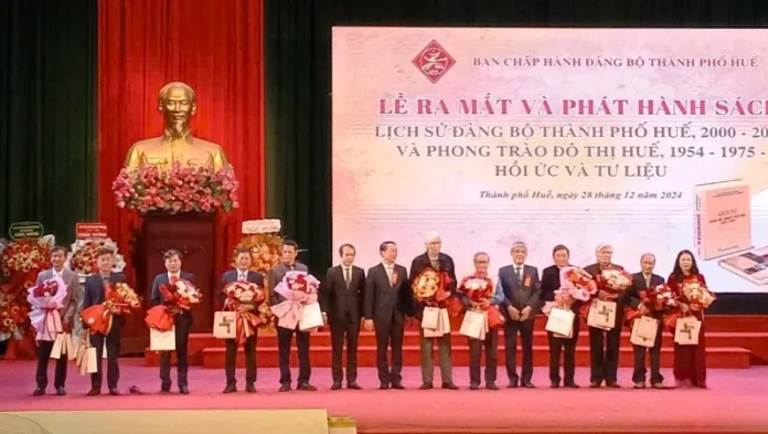 Ra mắt và phát hành hai tập sách Lịch sử Đảng bộ thành phố và Phong trào đô thị Huế Ra mắt và phát hành hai tập sách Lịch sử Đảng bộ thành phố và Phong trào đô thị Huế