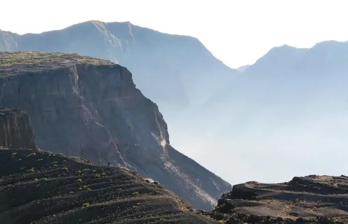 Mọi người đi bộ dọc theo mép miệng núi lửa của Núi Tambora vào năm 2006.