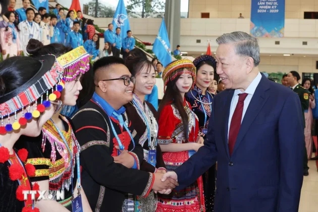 Tổng B&iacute; thư T&ocirc; L&acirc;m với c&aacute;c đại biểu dự Phi&ecirc;n trọng thể Đại hội Hội Li&ecirc;n hiệp Thanh ni&ecirc;n Việt Nam lần thứ 9. (Ảnh: Thống Nhất/TTXVN)