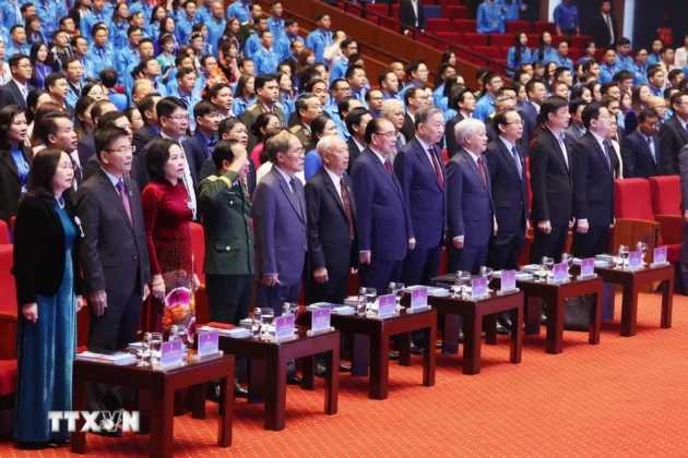 Tổng B&iacute; thư T&ocirc; L&acirc;m v&agrave; c&aacute;c đại biểu thực hiện nghi thức ch&agrave;o cờ. (Ảnh: Thống Nhất/TTXVN)