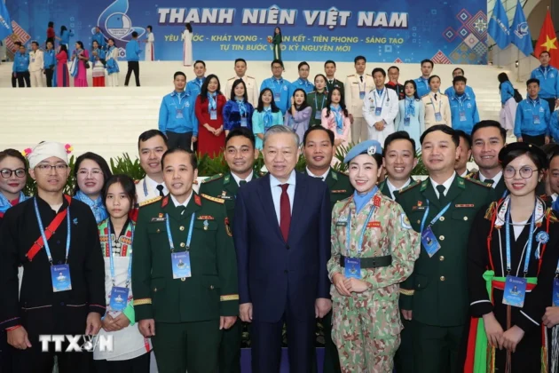 Tổng B&iacute; thư T&ocirc; L&acirc;m với c&aacute;c đại biểu dự Phi&ecirc;n trọng thể Đại hội Hội Li&ecirc;n hiệp Thanh ni&ecirc;n Việt Nam lần thứ 9. (Ảnh: Thống Nhất/TTXVN)