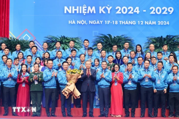 Tổng B&iacute; thư T&ocirc; L&acirc;m tặng hoa ch&uacute;c mừng Ủy ban Trung ương Hội Li&ecirc;n hiệp Thanh ni&ecirc;n Việt Nam kh&oacute;a 9, nhiệm kỳ 2024-2029. (Ảnh: Thống Nhất/TTXVN)