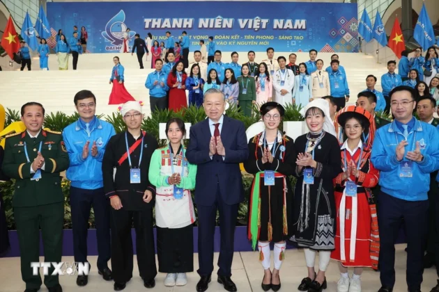 Tổng B&iacute; thư T&ocirc; L&acirc;m với c&aacute;c đại biểu dự Phi&ecirc;n trọng thể Đại hội Hội Li&ecirc;n hiệp Thanh ni&ecirc;n Việt Nam lần thứ 9. (Ảnh: Thống Nhất/TTXVN)