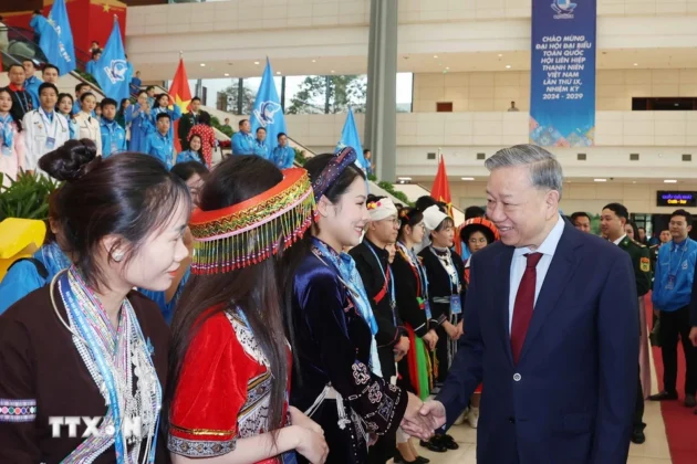 Tổng B&iacute; thư T&ocirc; L&acirc;m với c&aacute;c đại biểu dự Phi&ecirc;n trọng thể Đại hội Hội Li&ecirc;n hiệp Thanh ni&ecirc;n Việt Nam lần thứ 9. (Ảnh: Thống Nhất/TTXVN)