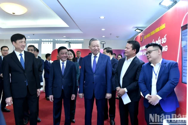 Tổng B&iacute; thư T&ocirc; L&acirc;m v&agrave; c&aacute;c đồng ch&iacute; l&atilde;nh đạo tham quan kh&ocirc;ng gian giới thiệu ứng dụng chuyển đổi số trong c&aacute;c cơ quan Đảng.