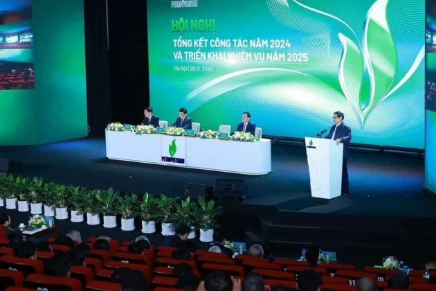 Thủ tướng Phạm Minh Ch&iacute;nh chỉ đạo Hội nghị triển khai nhiệm vụ năm 2025 của ng&agrave;nh dầu kh&iacute;.
