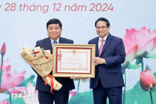 Thủ tướng Phạm Minh trao Hu&acirc;n chương Lao động hạng nhất cho Bộ trưởng Bộ Kế hoạch v&agrave; Đầu tư Nguyễn Ch&iacute; Dũng.