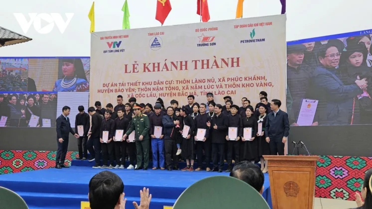 Việc ho&agrave;n th&agrave;nh, b&agrave;n giao nh&agrave; cho b&agrave; con nh&acirc;n d&acirc;n th&ocirc;n L&agrave;ng Nủ v&agrave; th&ocirc;n Nậm T&ocirc;ng v&agrave;o đ&uacute;ng ng&agrave;y kỷ niệm 80 năm th&agrave;nh lập Qu&acirc;n đội nh&acirc;n d&acirc;n Việt Nam