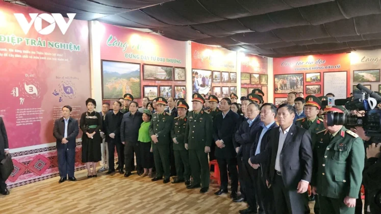 Thủ tướng Phạm Minh Ch&iacute;nh ch&agrave;o, thăm hỏi v&agrave; chia sẻ niềm vui với b&agrave; con c&aacute;c khu t&aacute;i định cư.
