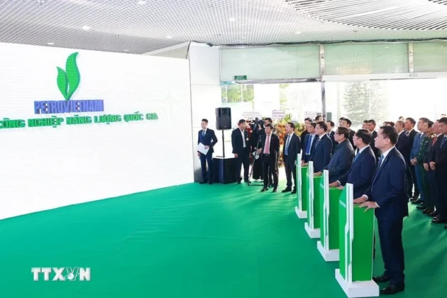Thủ tướng Phạm Minh Ch&iacute;nh v&agrave; c&aacute;c đại biểu thực hiện nghi thức ph&aacute;t triển Petrovietnam trở th&agrave;nh Tập đo&agrave;n C&ocirc;ng nghiệp năng lượng quốc gia.