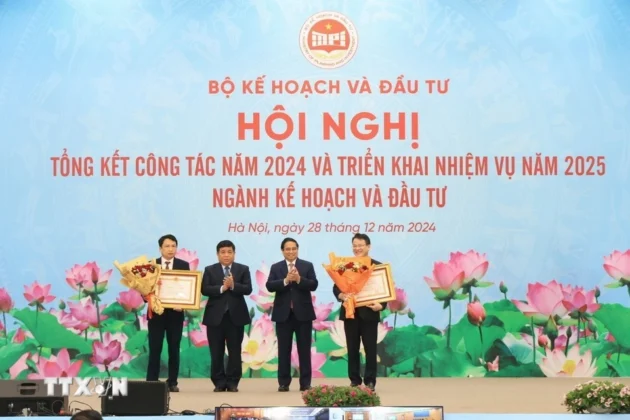 Thủ tướng Phạm Minh Ch&iacute;nh thừa ủy quyền của Chủ tịch nước trao tặng Hu&acirc;n chương Lao động hạng Ba cho c&aacute;c c&aacute; nh&acirc;n thuộc Bộ Kế hoạch v&agrave; Đầu tư.
