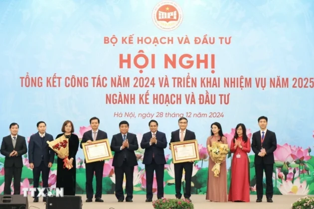 Thủ tướng Phạm Minh Ch&iacute;nh v&agrave; Bộ trưởng Bộ Kế hoạch v&agrave; Đầu tư Nguyễn Ch&iacute; Dũng trao Hu&acirc;n chương Lao động hạng Ba cho c&aacute;c tập thể.