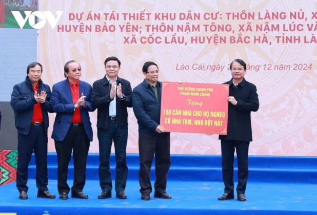 hủ tướng Phạm Minh Ch&iacute;nh c&ugrave;ng c&aacute;c đại biểu đ&atilde; cắt băng kh&aacute;nh th&agrave;nh c&aacute;c c&ocirc;ng tr&igrave;nh t&aacute;i thiết Khu d&acirc;n cư L&agrave;ng Nủ