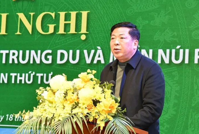 Bộ trưởng Bộ Giao thông vận tải Trần Hồng Minh trao đổi, giải đáp các kiến nghị của các địa phương