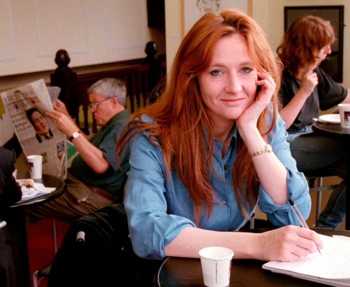 J.K. Rowling thường chọn ngồi viết tại các quán cà phê để tự do sáng tạo hơn. Ảnh: Reddit.