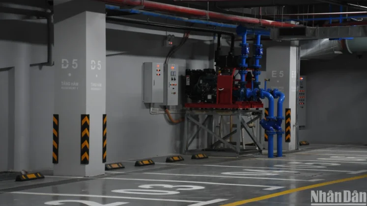Hệ thống tầng hầm với c&aacute;c khu vực để xe được đầu tư hiện đại, c&oacute; cảnh b&aacute;o ngập lụt. (Ảnh: ANH Đ&Agrave;O)