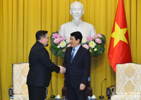 Chủ tịch nước Lương Cường đ&oacute;n Ch&aacute;nh Văn ph&ograve;ng Tổng thống M&ocirc;ng Cổ Gombojav Zandanshatar.