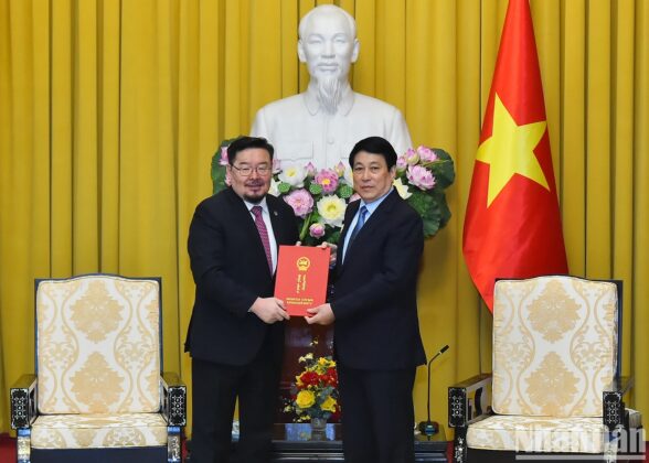 Tại buổi tiếp, ng&agrave;i Gombojav Zandanshatar trao thư mời của Tổng thống M&ocirc;ng Cổ mời Chủ tịch nước Lương Cường thăm M&ocirc;ng Cổ.
