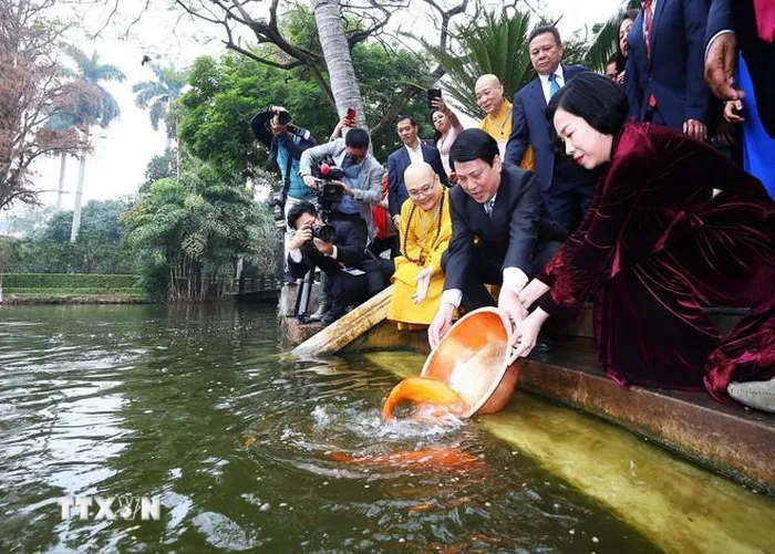 Chủ tịch nước Lương Cường và Phu nhân cùng kiều bào thả cá chép tiễn ông Công, ông Táo tại Ao cá Bác Hồ trong Khu Di tích Phủ Chủ tịch (Hà Nội).