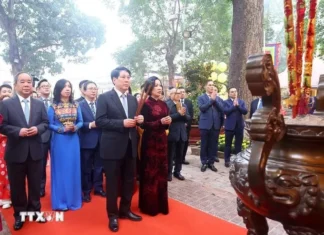 Chủ tịch nước cùng đại biểu kiều bào dâng hương tại Hoàng thành Thăng Long Chủ tịch nước cùng đại biểu kiều bào dâng hương tại Hoàng thành Thăng Long
