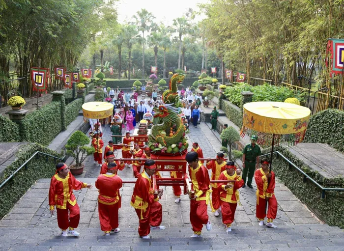 Các đội tổ chức lễ khiêng bánh Tét và lễ vật hoa quả lên đền thờ các Vua Hùng.